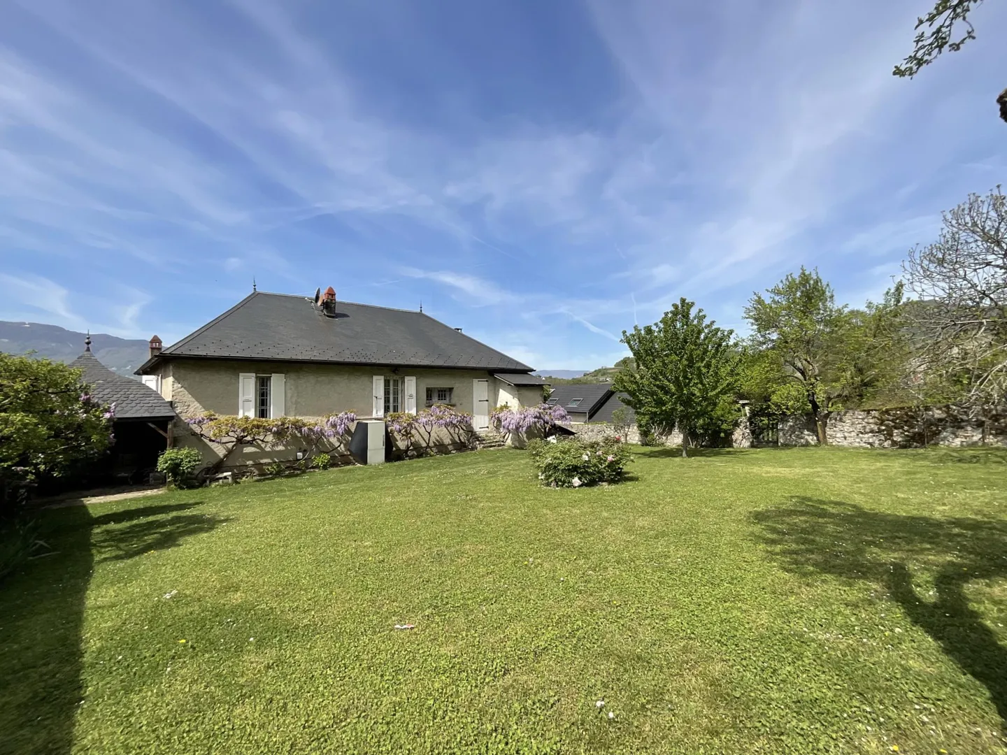 A stunning single-family home with 330 square meters of useful space located in Chignin. - Property photo 13