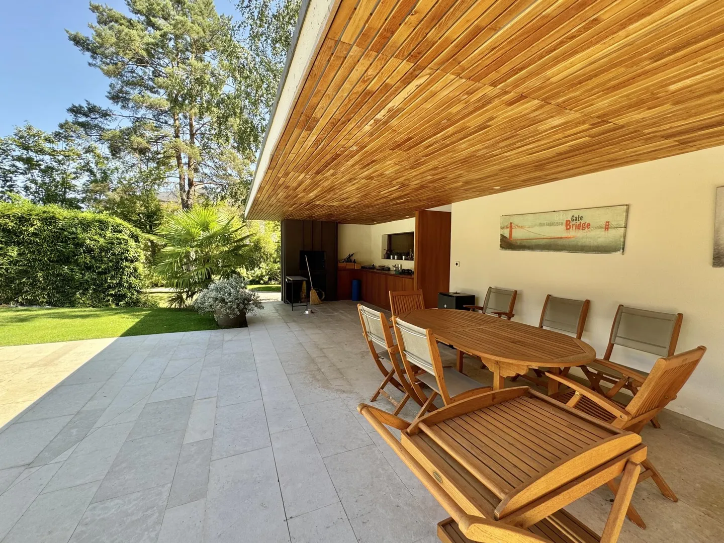 Sublime contemporary house in a quiet, private location. - Property photo 9