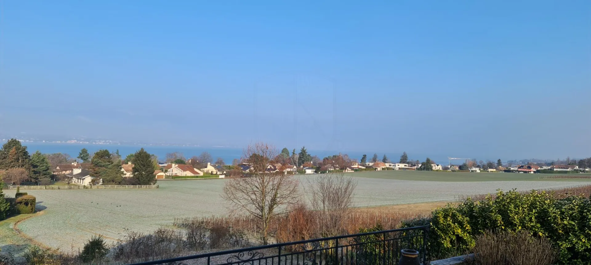 Une vue magnifique et un calme sans pareil ! - Property photo 3