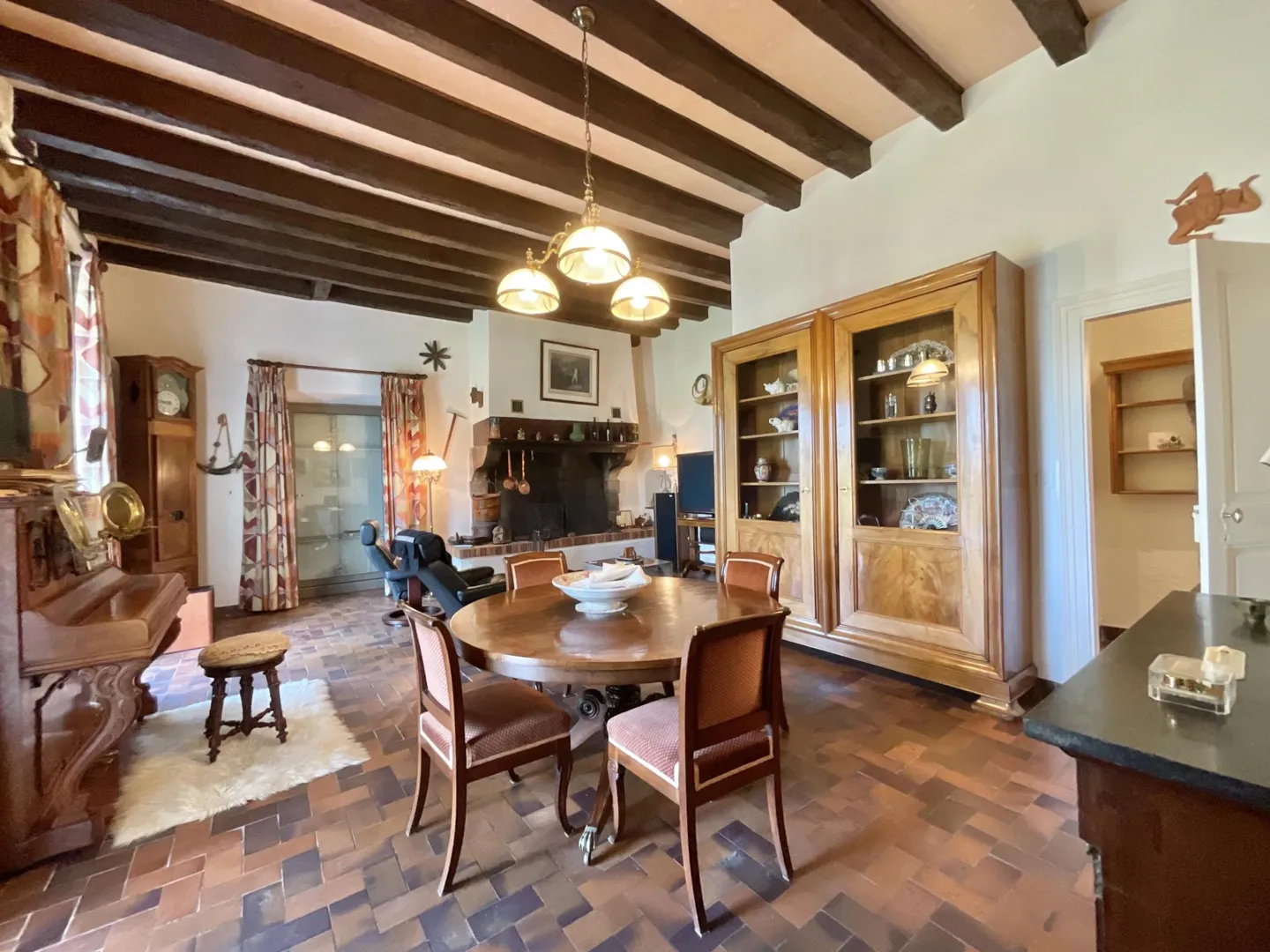 A stunning single-family home with 330 square meters of useful space located in Chignin. - Property photo 6