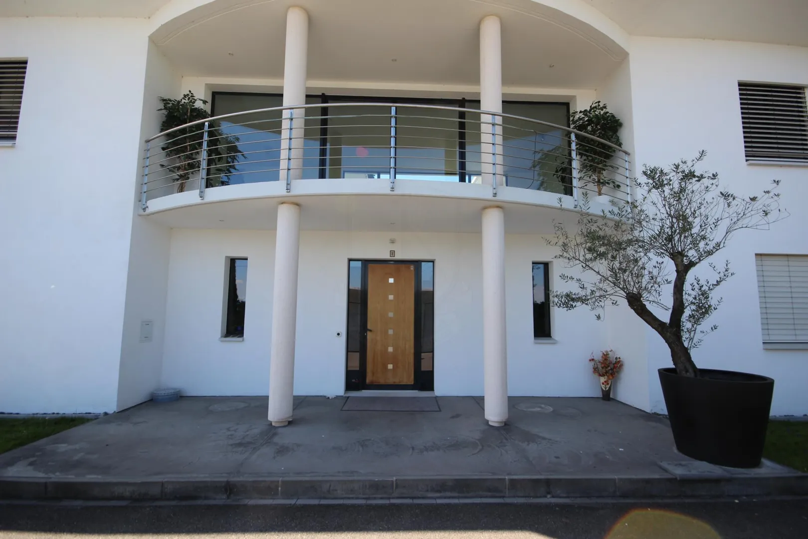 BEAUTIFUL CONTEMPORARY HOUSE  - Property photo 2