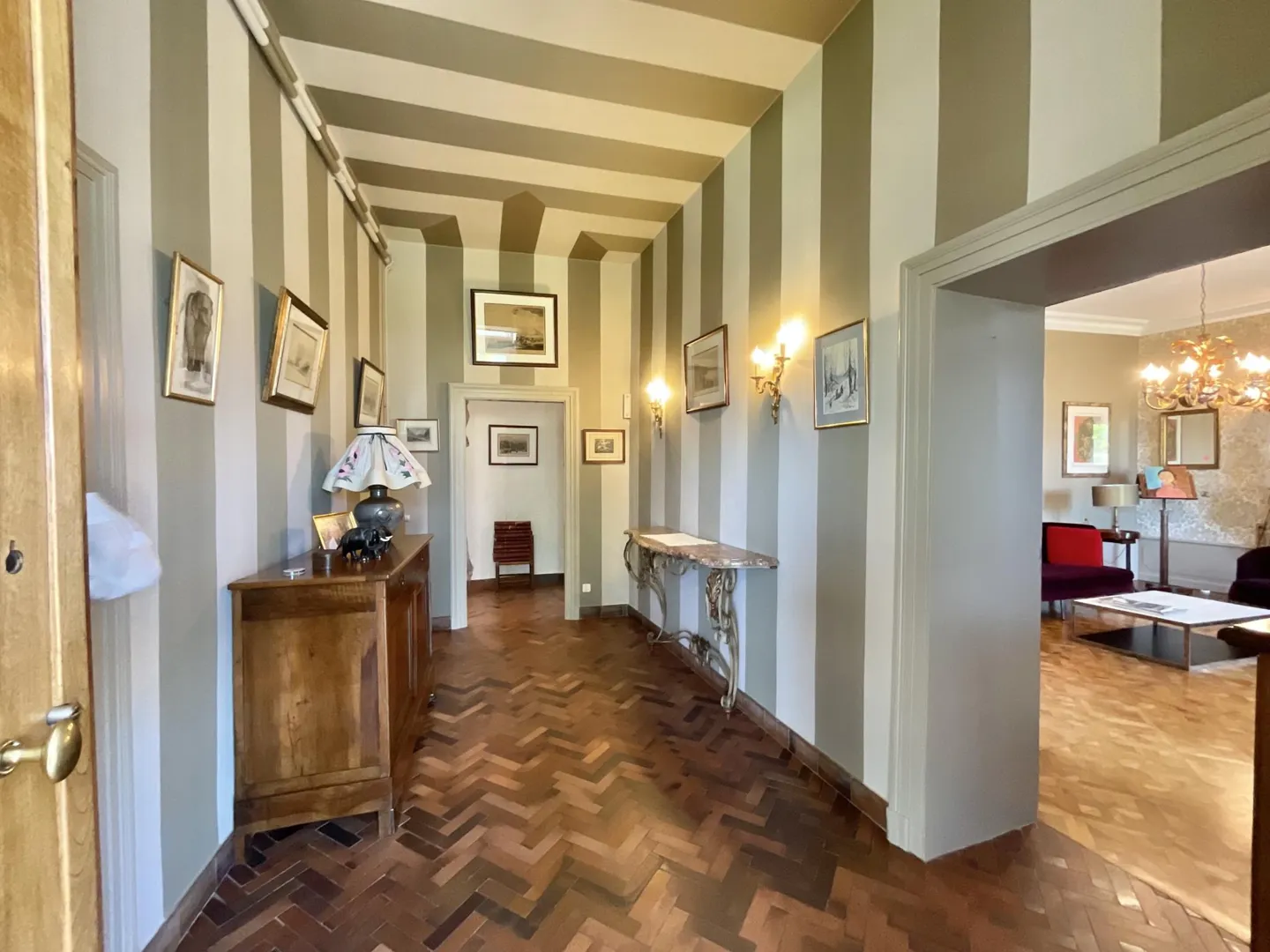 A stunning single-family home with 330 square meters of useful space located in Chignin. - Property photo 3