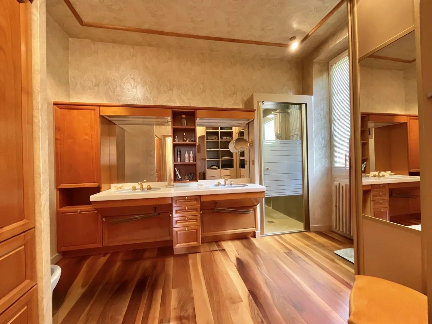 A stunning single-family home with 330 square meters of useful space located in Chignin. - Property photo 9