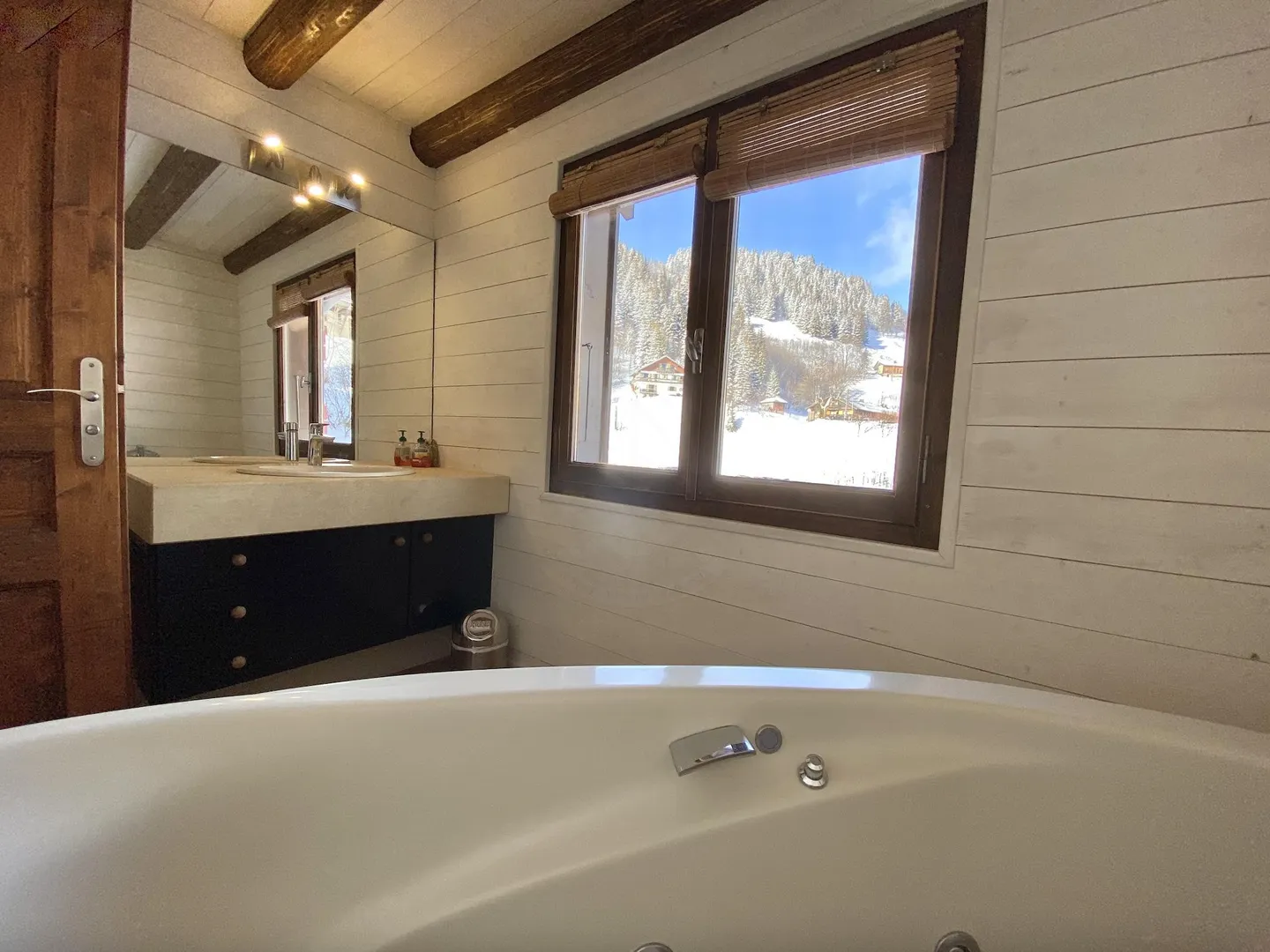 Luxueux chalet de montagne situé dans une piste de ski - Property photo 6