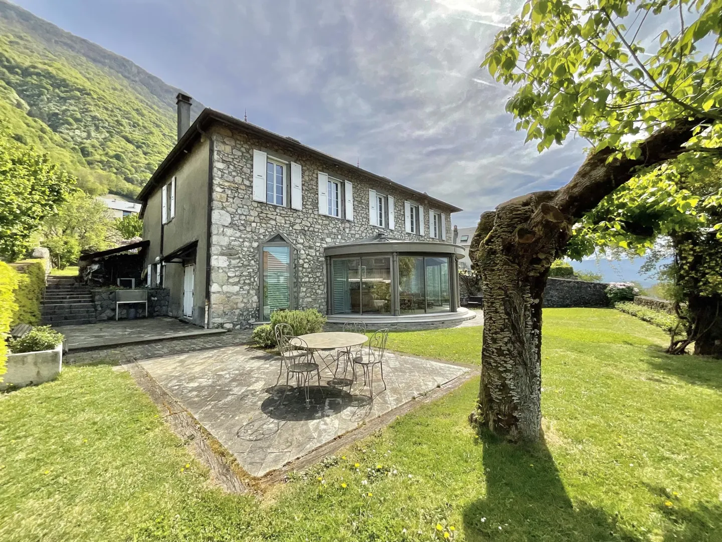 A stunning single-family home with 330 square meters of useful space located in Chignin. - Property photo 1