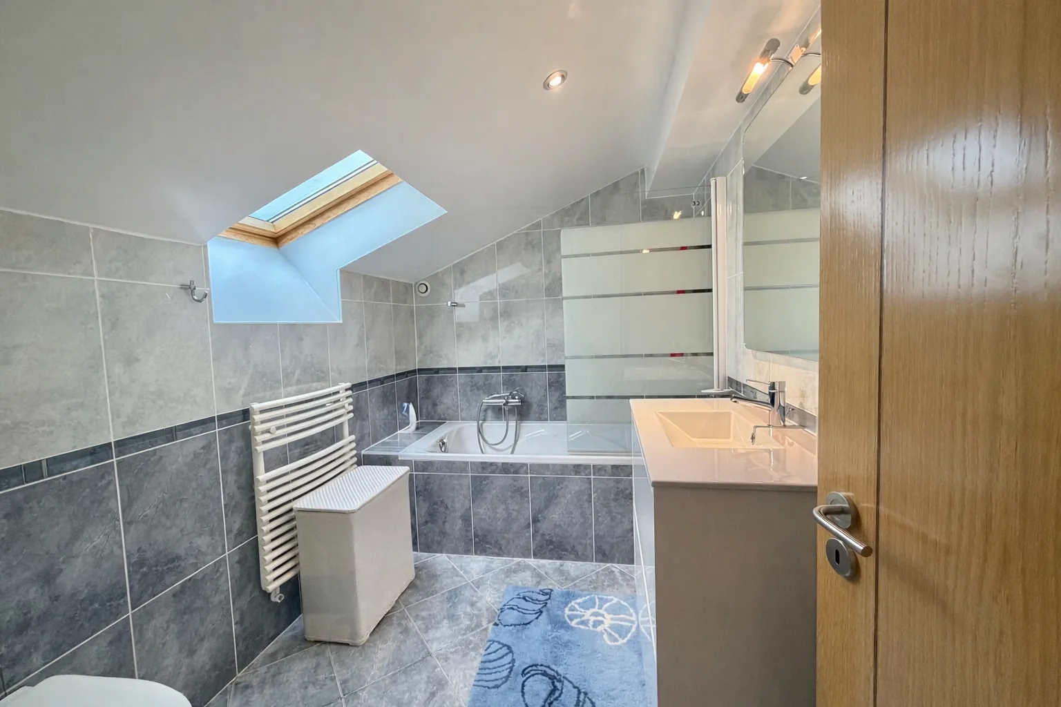 The Perfect Blend of Elegance and Practicality in Douvaine - Property photo 9