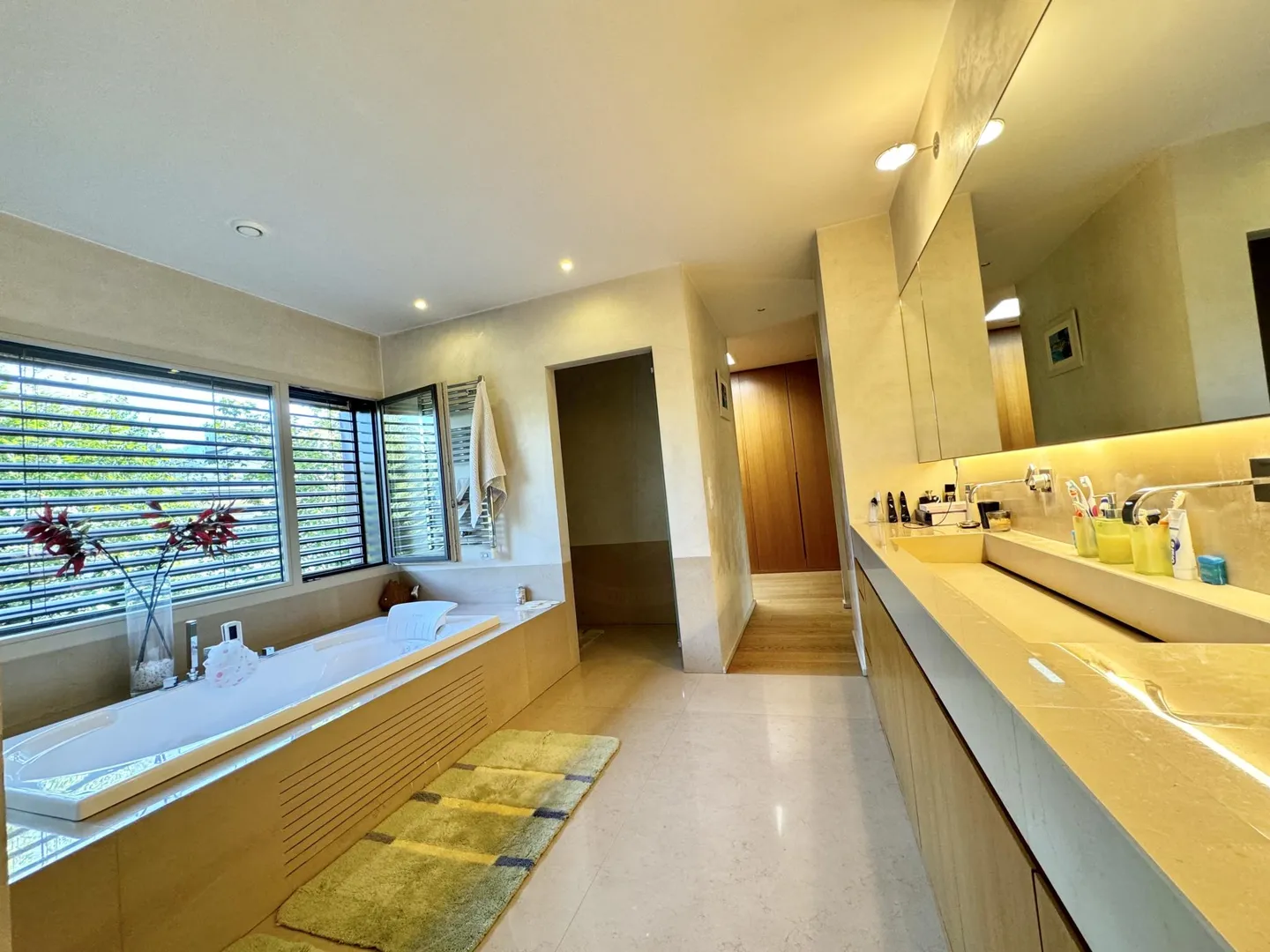 Sublime contemporary house in a quiet, private location. - Property photo 6