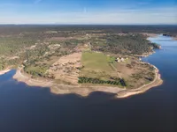 Farm in Montargil, kissing the calm waters of the dam