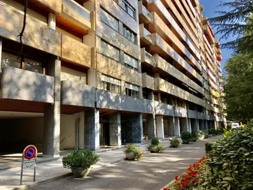 Superbe appartement rénové avec vue sur le lac à Cologny.
