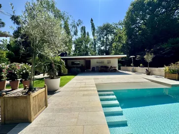 Sublime contemporary house in a quiet, private location.