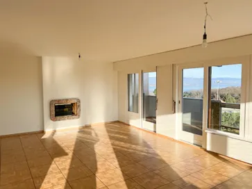 Superb renovated flat with lake views in Cologny.
