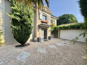 Très belle maison de 380 m2 utiles à Collonge-Bellerive.